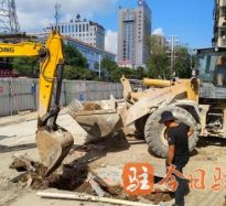 动漫男人用逼躁美女高温下的坚守｜道路建设者用汗水铺就畅通路